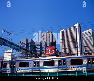 Ansa treno passa dai grattacieli nel quartiere di Shinjuku di Tokyo Foto Stock