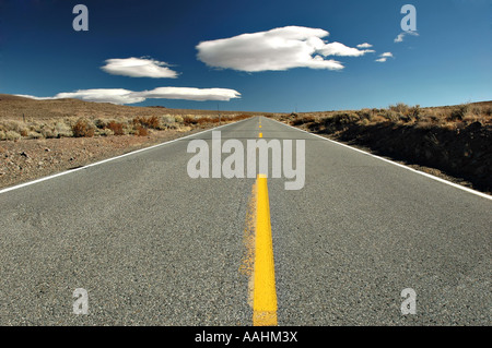 Svuotare strada in mezzo al deserto, Eastern Sierra Nevada, in California Foto Stock