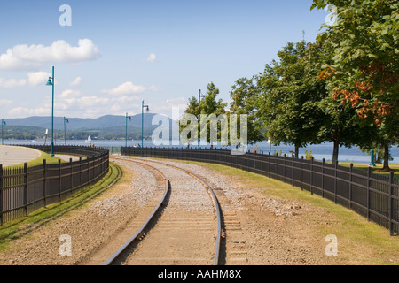 I binari della ferrovia al Lago Memphremagog Newport Vermont - USA Foto Stock