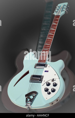 Rickenbacker chitarra elettrica per tre quarti visualizza il nero scuro dello sfondo traducano Foto Stock