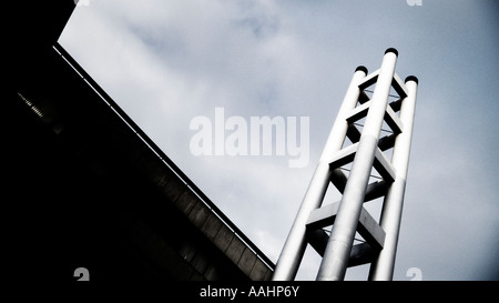 Un avveniristico argento torre del camino Foto Stock