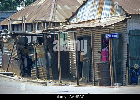 La fibbia Street shanty edifici di Banjul Gambia Africa Occidentale JMH0674 Foto Stock