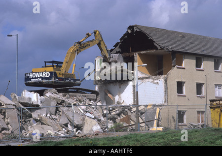 Escavatore idraulico demolendo vecchio alloggiamento nella città di Leeds REGNO UNITO Foto Stock