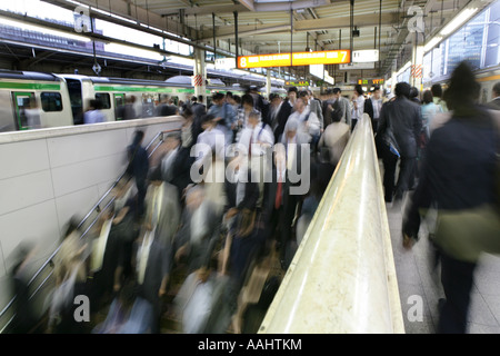 JPN, Giappone Tokyo: Stazione di Tokyo, plattform Linea JR, treno locale, Rushhour Foto Stock