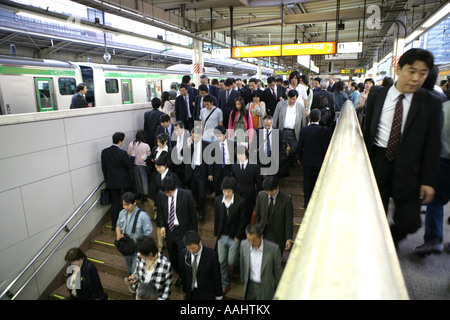 JPN, Giappone Tokyo: Stazione di Tokyo, plattform Linea JR, treno locale, Rushhour Foto Stock