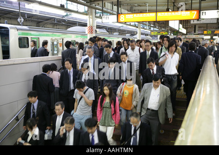 JPN, Giappone Tokyo: Stazione di Tokyo, plattform Linea JR, treno locale, Rushhour Foto Stock