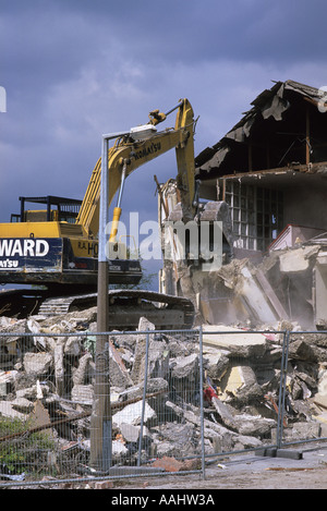 Escavatore idraulico demolendo vecchio alloggiamento nella città di Leeds REGNO UNITO Foto Stock