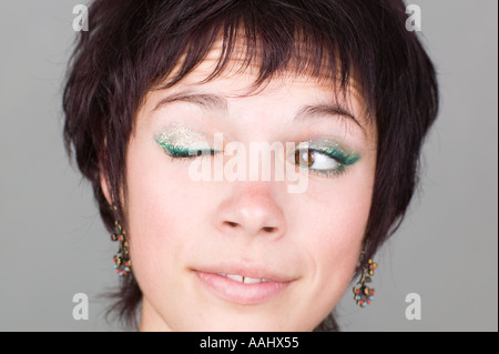 Giovane donna ventenne sorridenti alla telecamera fiducia sparkle incandescenza wink positivo winking sintesi Foto Stock
