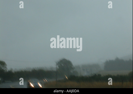 Una vista da un parabrezza di automobile in un giorno di pioggia che mostra la counryside zoom da Foto Stock