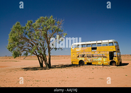 Derelitti Double Decker Bus e Desert Oak Camerons Strzelecki angolo Via Strada Outback South Australia Australia Foto Stock