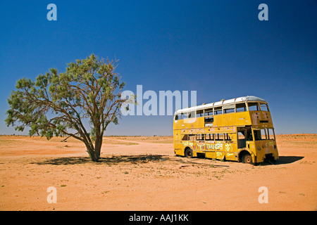 Derelitti Double Decker Bus e Desert Oak Camerons Strzelecki angolo Via Strada Outback South Australia Australia Foto Stock
