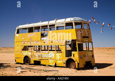 Derelitti Double Decker Bus angolo Camerons Strzelecki via strada Outback South Australia Australia Foto Stock