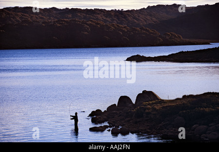 La pesca con la mosca sulla valle rocciosa Dam, vicino a Falls Creek, Bogong High Plains, Victoria, Australia Foto Stock