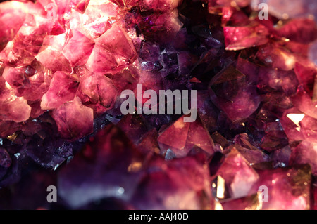 Ametista cristallo di quarzo colorato con impurità di ferro o manganese DSC0029 Foto Stock