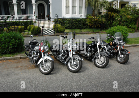 Moto parcheggiate nella parte anteriore del case lungo la batteria Charleston, Carolina del Sud Foto Stock