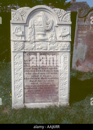 John Peel la pietra tombale, san Kentigern il sagrato, Caldbeck, Lake District, Cumbria, Inghilterra, Regno Unito. Foto Stock