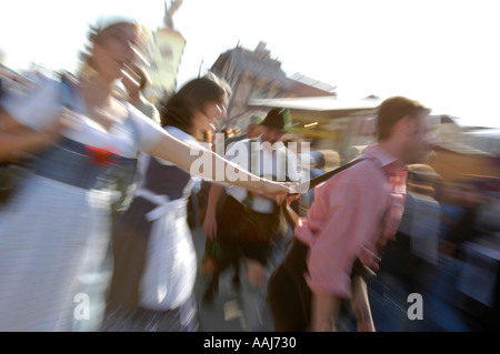 Monaco di Baviera, Octoberfestival 2004, giovane donna nel tipico abito tirando indietro su cinghia di cuoio pant, spostare in modo dinamico Foto Stock