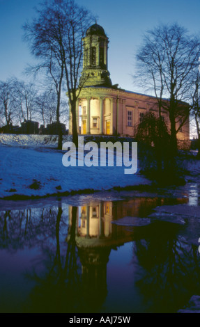 Regno riformare la Chiesa in una notte d'inverno, Saltaire, West Yorkshire, Inghilterra, Regno Unito. Foto Stock