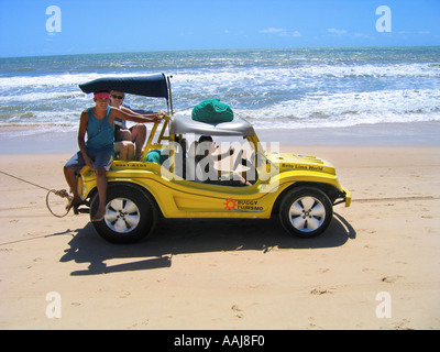 Parapendio dietro un buggy sulla spiaggia di Praia do Ponta Negra beach in Natal Brasile Foto Stock