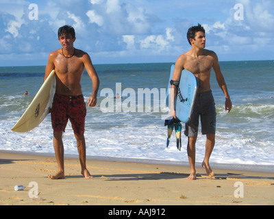 Giovane brasiliano surfisti sulla Praia do Ponta Negra beach in Natal Brasile Foto Stock