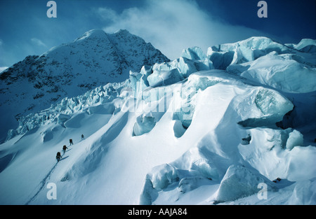 La neve e il ghiaccio con la montagna e Arctic Warfare Cadre Foto Stock