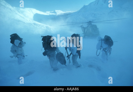 La neve e il ghiaccio con la montagna e Arctic Warfare Cadre Foto Stock