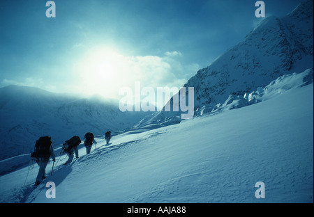 La neve e il ghiaccio con la montagna e Arctic Warfare Cadre Foto Stock