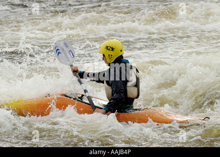 Teleobiettivo con colpo di kayaker in azione Foto Stock