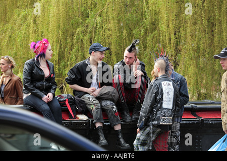 Regno Unito london camden high street un gruppo di punk sul ponte sopra il blocco Foto Stock