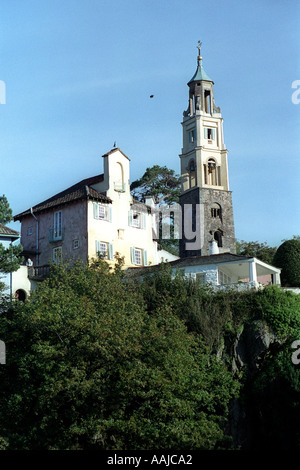 Italianamente villaggio di Portmeirion vicino a Porthmadog progettato da Clough Williams Ellis Gwynedd Wales UK GB Foto Stock