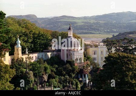 Edificio a cupola nel villaggio Italianamente progettato dall architetto Clough Williams Ellis di Portmeirion Gwynedd Wales UK Foto Stock