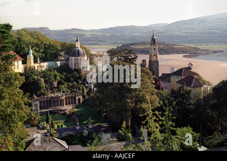 Italianamente villaggio di Portmeirion vicino a Porthmadog progettato da Clough Williams Ellis Gwynedd Wales UK GB Foto Stock