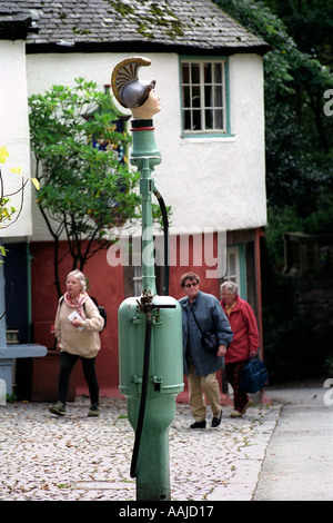 Italianamente villaggio di Portmeirion vicino a Porthmadog progettato da Clough Williams Ellis Gwynedd Wales UK GB Foto Stock