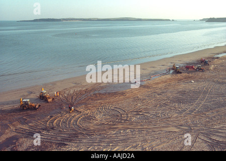 I contraenti pulire Tenby Beach dopo la petroliera Sea Empress si è arenata sulle rocce vicino Milford Haven fuoriuscita di 72000 tonnellate di olio Foto Stock