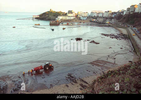 I contraenti pulire Tenby Beach dopo la petroliera Sea Empress si è arenata sulle rocce vicino Milford Haven fuoriuscita di 72000 tonnellate di olio Foto Stock