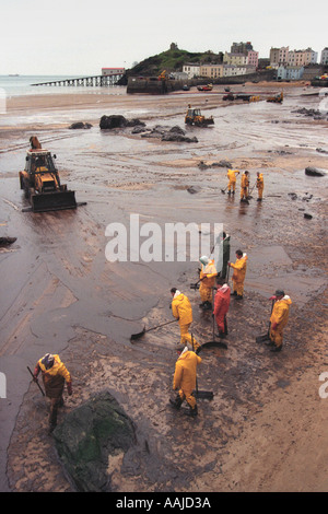 I contraenti pulire Tenby Beach dopo la petroliera Sea Empress si è arenata sulle rocce vicino Milford Haven fuoriuscita di 72000 tonnellate di olio Foto Stock