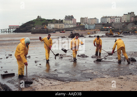 I contraenti pulire Tenby Beach dopo la petroliera Sea Empress si è arenata sulle rocce vicino Milford Haven fuoriuscita di 72000 tonnellate di olio Foto Stock