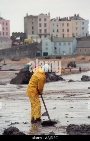 I contraenti pulire Tenby Beach dopo la petroliera Sea Empress si è arenata sulle rocce vicino Milford Haven fuoriuscita di 72000 tonnellate di olio Foto Stock