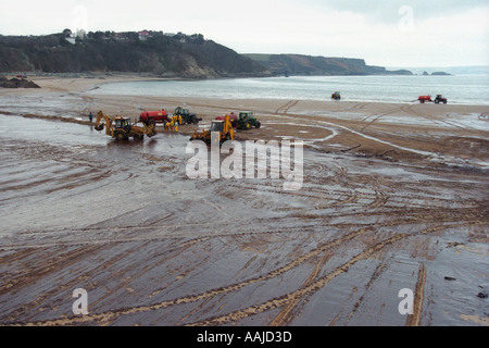 I contraenti pulire Tenby Beach dopo la petroliera Sea Empress si è arenata sulle rocce vicino Milford Haven fuoriuscita di 72000 tonnellate di olio Foto Stock