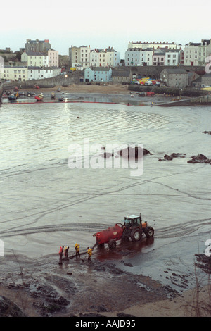 I contraenti pulire Tenby Beach dopo la petroliera Sea Empress si è arenata sulle rocce vicino Milford Haven fuoriuscita di 72000 tonnellate di olio Foto Stock