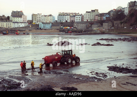 I contraenti pulire Tenby Beach dopo la petroliera Sea Empress si è arenata sulle rocce vicino Milford Haven fuoriuscita di 72000 tonnellate di olio Foto Stock