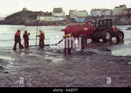 I contraenti pulire Tenby Beach dopo la petroliera Sea Empress si è arenata sulle rocce vicino Milford Haven fuoriuscita di 72000 tonnellate di olio Foto Stock