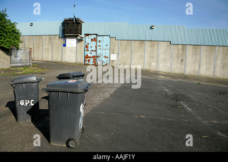 Scomparti wheelie fuori in disuso Crumlin Road gaol, Belfast, Irlanda del Nord. Foto Stock