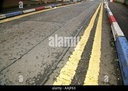 Cordoli dipinte a Wapping Lane nella fontana di lealisti station wagon, Londonderry, nella contea di Derry, Irlanda del Nord. Foto Stock