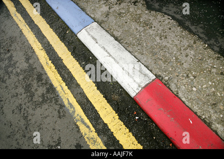 Cordoli dipinte a Wapping Lane nella fontana di lealisti station wagon, Londonderry, nella contea di Derry, Irlanda del Nord. Foto Stock