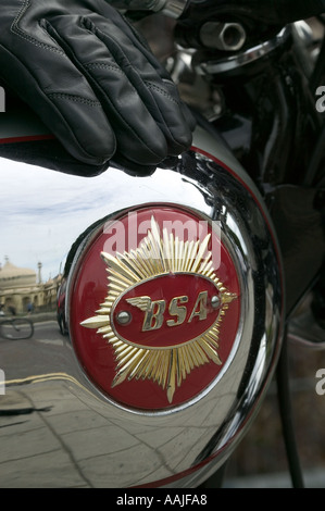 Royal Pavilion Brighton riflessa in chrome il serbatoio della benzina di un 1959 BSA DV32 350 Goldstar Foto Stock