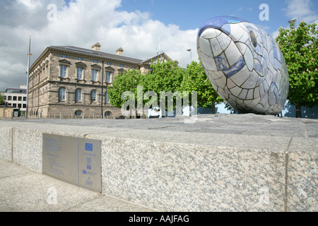 La grande scultura di pesce e casa doganale dal Lagan Weir sito di riqualificazione, Donegall Quay, Belfast, Irlanda del Nord. Foto Stock