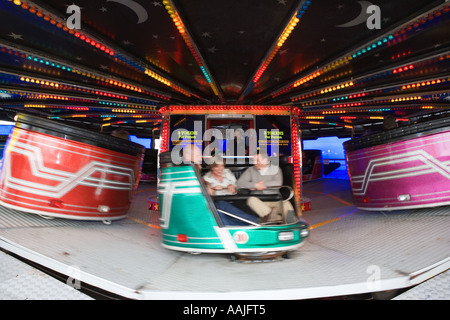 Tre persone su un Waltzer Fairground Ride Foto Stock