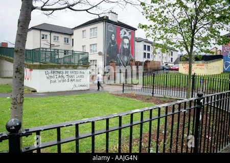 Murale politico nell'alloggiamento Bogside station wagon, Londonderry, nella contea di Derry, Irlanda del Nord. Foto Stock