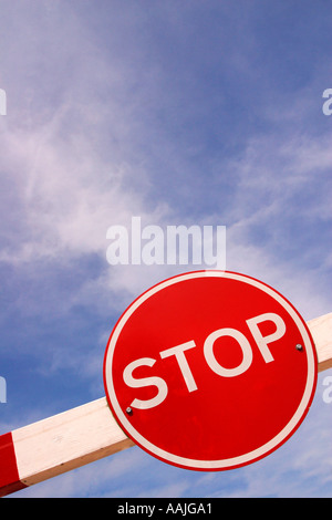 Smettere di segno di traffico stop rosso contro lo sfondo del cielo blu e nuvole bianche Inghilterra UK GB Isole britanniche Foto Stock